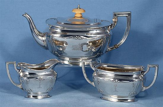 An Edwardian Art Nouveau matched silver three piece tea set, teapot height 112mm, gross weight 23.5oz/731grms.